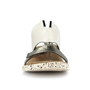 Kleo_white_flips_to_black_front_view_of_single_shoe_flipped_to_white