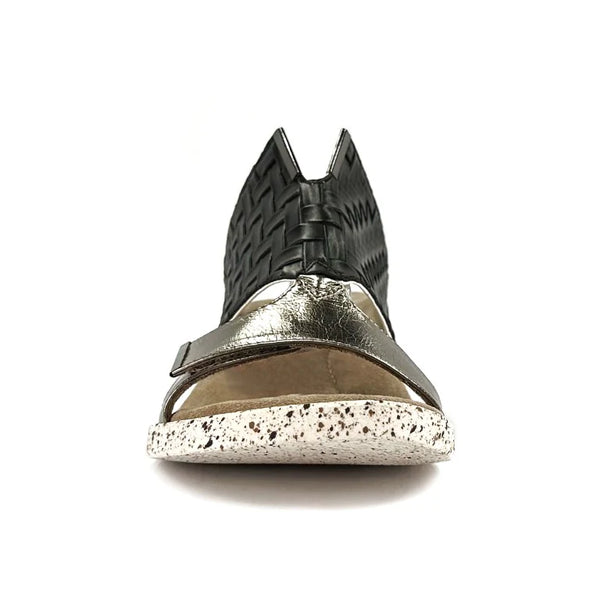 Kleo_white_flips_to_black_single_shoe_in_black_front_of_shoe_view