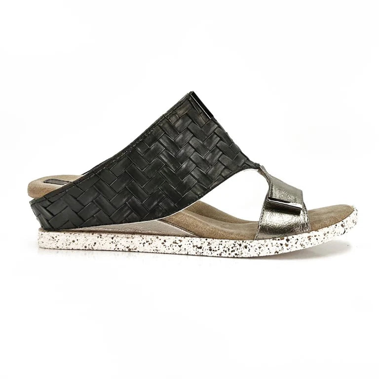 Kleo_white_flips_to_black_sboth_shoes